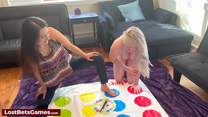 Jogo De Twister Se Transforma Em Quente Com Toque Lésbico Depois De Um Striptease