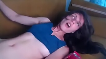 Brunetka Si Honí Kundičku Až Do Intenzivního Orgasmu Před Kamerou