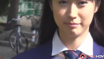 Tomomi Motozawa In Uniforme Scolastica Fa Un Pompino A Un Compagno Di Classe Con La Figa Bagnata.