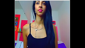 Action De Cul Serré Et Gode Anal En Webcam