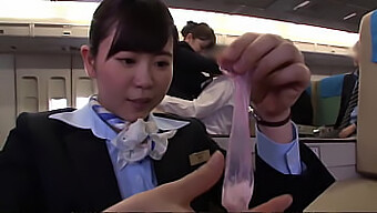 Öffentliches Vergnügen: Japanische Airline-Hostess In Uniform Und Dessous