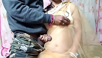 काली किशोरी (18+) अपनी गांड और योनि भरवाती है।