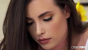 Casey Calvert, Bu Hd Videoda Sert Bir Anal Deneyimin Tadını Çıkarıyor