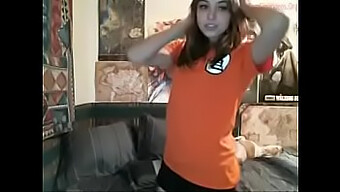 Busty Dragon Ball Z Tanečnica Sa Vyzlieka Pre Tvoje Potešenie