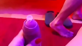 Seorang Pria Muda Dengan Keinginan Kuat Untuk Seks Menerima Blowjob Dari Seorang Wanita Trans Yang Berpenis Besar Dalam Video Pov.